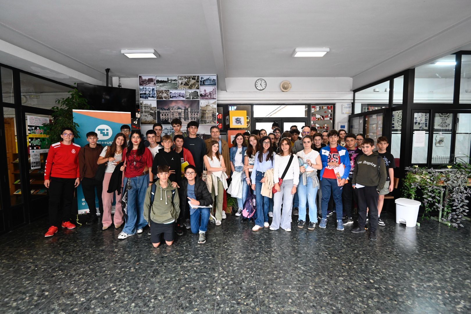 Alumnos y profesores que participan este curso en las clases de Estalmat, que tienen lugar los miércoles por la tarde en el Instituto Juan del Enzina. | SAÚL ARÉN