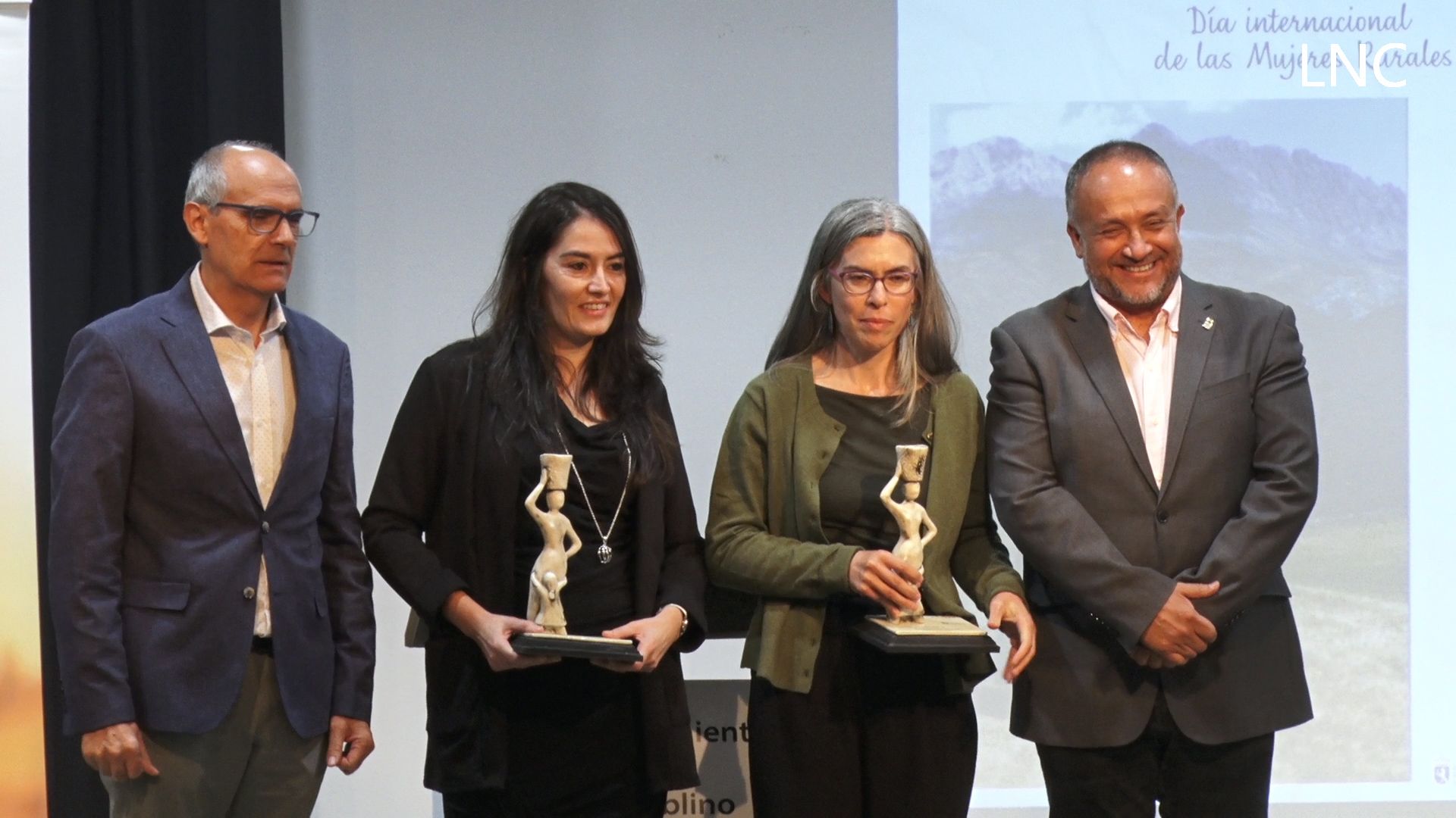 La Casa de Cultura de Villablino acogió el acto institucional de la entrega del Premio Mujer Rural 2025 de la Diputación a Flor León y Lucía Arroyo