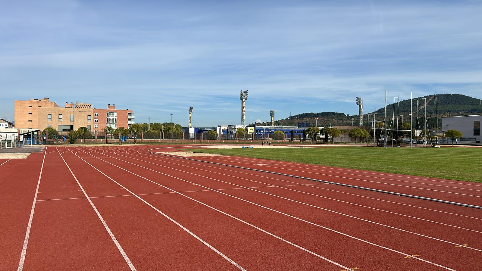 Uno de los mometos de la presentación de la competición sobre las nuevas pistas del Colomán Trabado, que sigue con su renovación. QUINITO