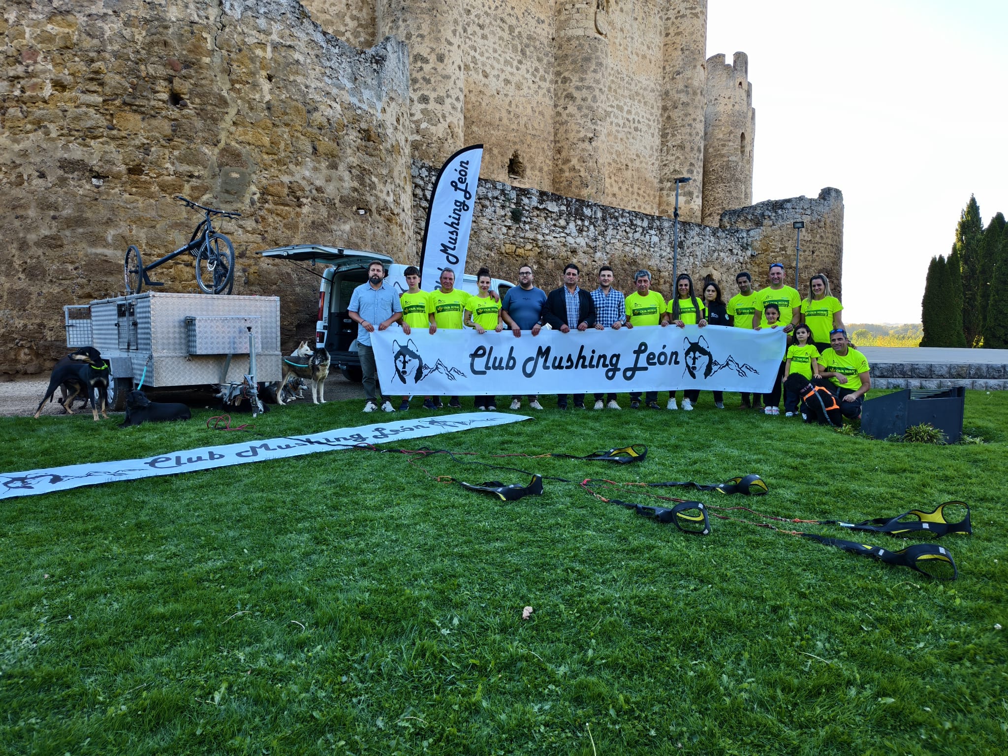 Presentación ayer frente al castillo de Coyanza de la segunda edición de la competición de mushing. | A. RODRÍGUEZ