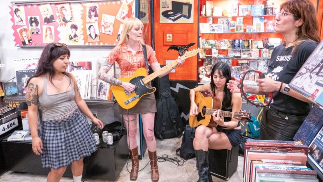 Actuación del grupo argentino Playa Nudista en la inauguración