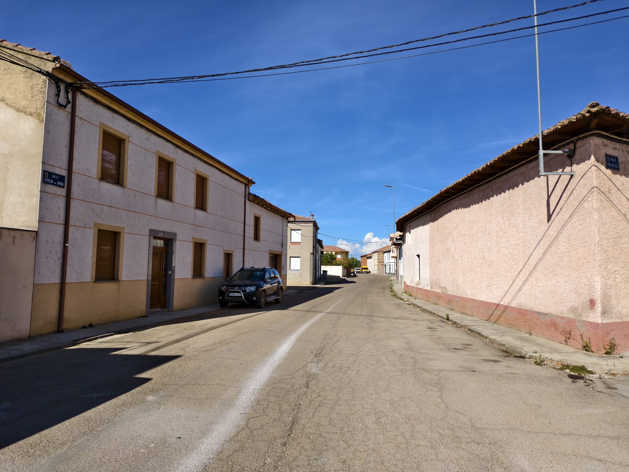 Calle Espolón de Arriba de Bercianos del Páramo donde se llevarán a cabo obras de mejora. | A. RODRÍGUEZ