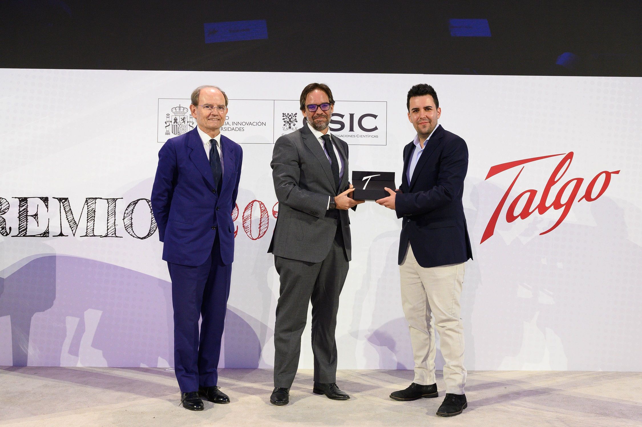 Momento de la entrega del Premio Talgo a Alejandro Antonio Alonso.