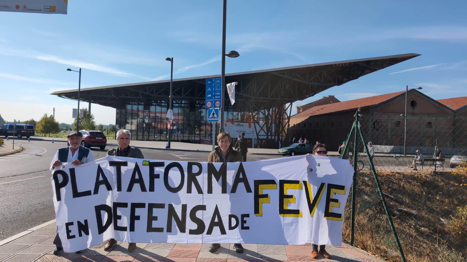 Miembros de la Plataforma de Feve han desplegado su pancarta en la glorieta del Palacio de Exposiciones. | LNC