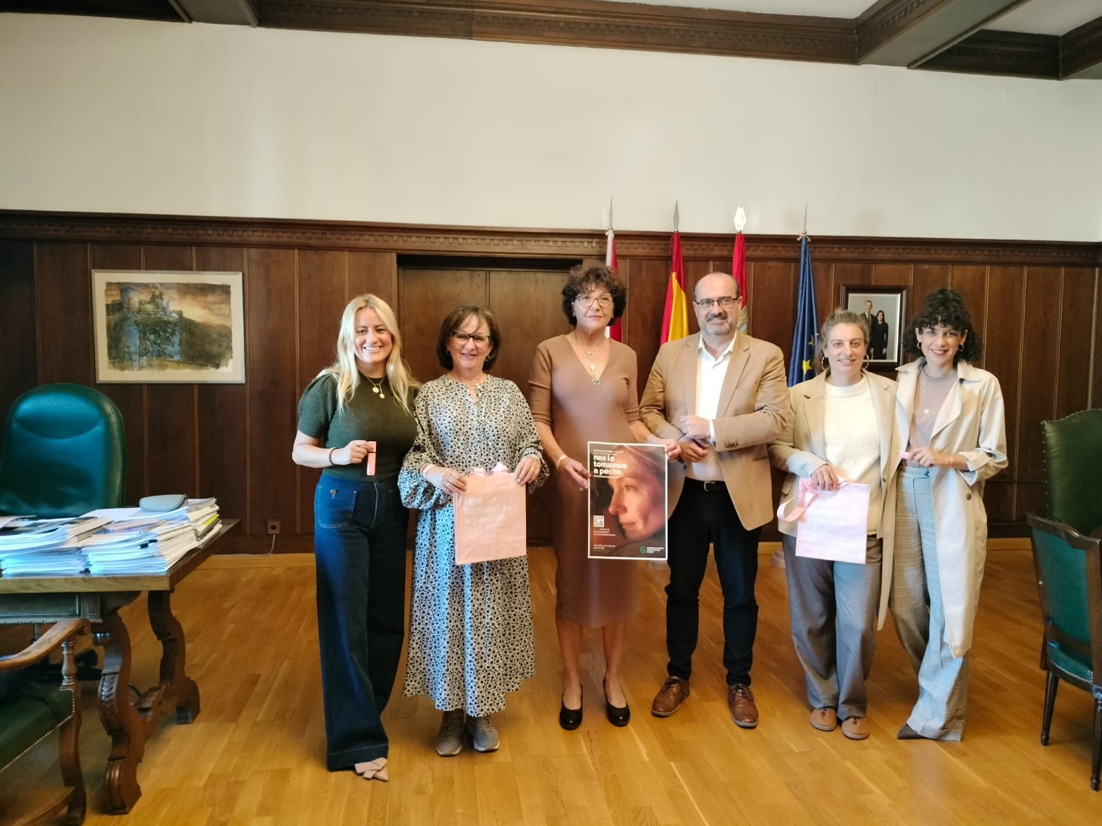 Delegados de la AECC en Ponferrada tras la reunión con el regidor. Delegados de la AECC en Ponferrada tras la reunión con el regidor.