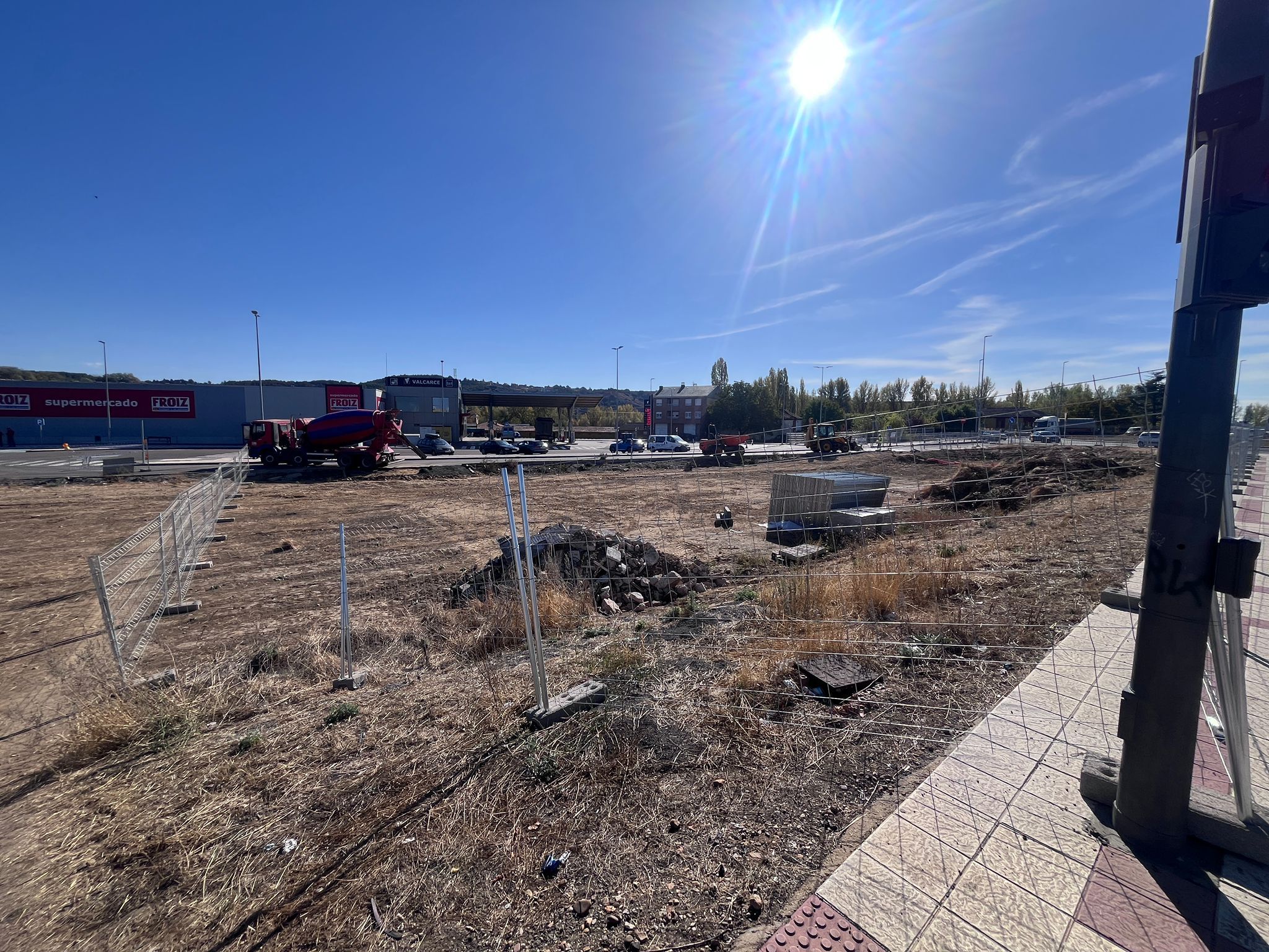 Trabajos previos al soterramiento de la ronda este a su paso por el cruce de La Granja. | SAÚL ARÉN