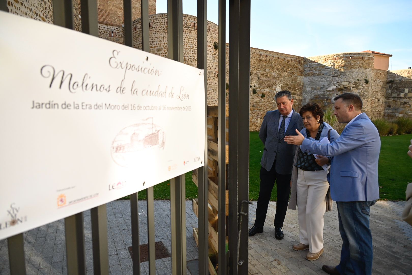 Luis Miguel García Copete, Elena Aguado y Javier Revilla en la inauguración de 'Molinos de la ciudad de León'. | SAÚL ARÉN