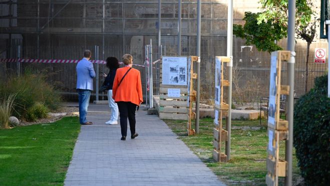 La exposición con el Molino Sidrón al fondo. SAÚL ARÉN La exposición con el Molino Sidrón al fondo. SAÚL ARÉN