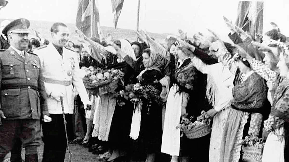 No podía faltar la imagen de Franco (acompañado de Arias Navarro) en la inauguración del pantano.