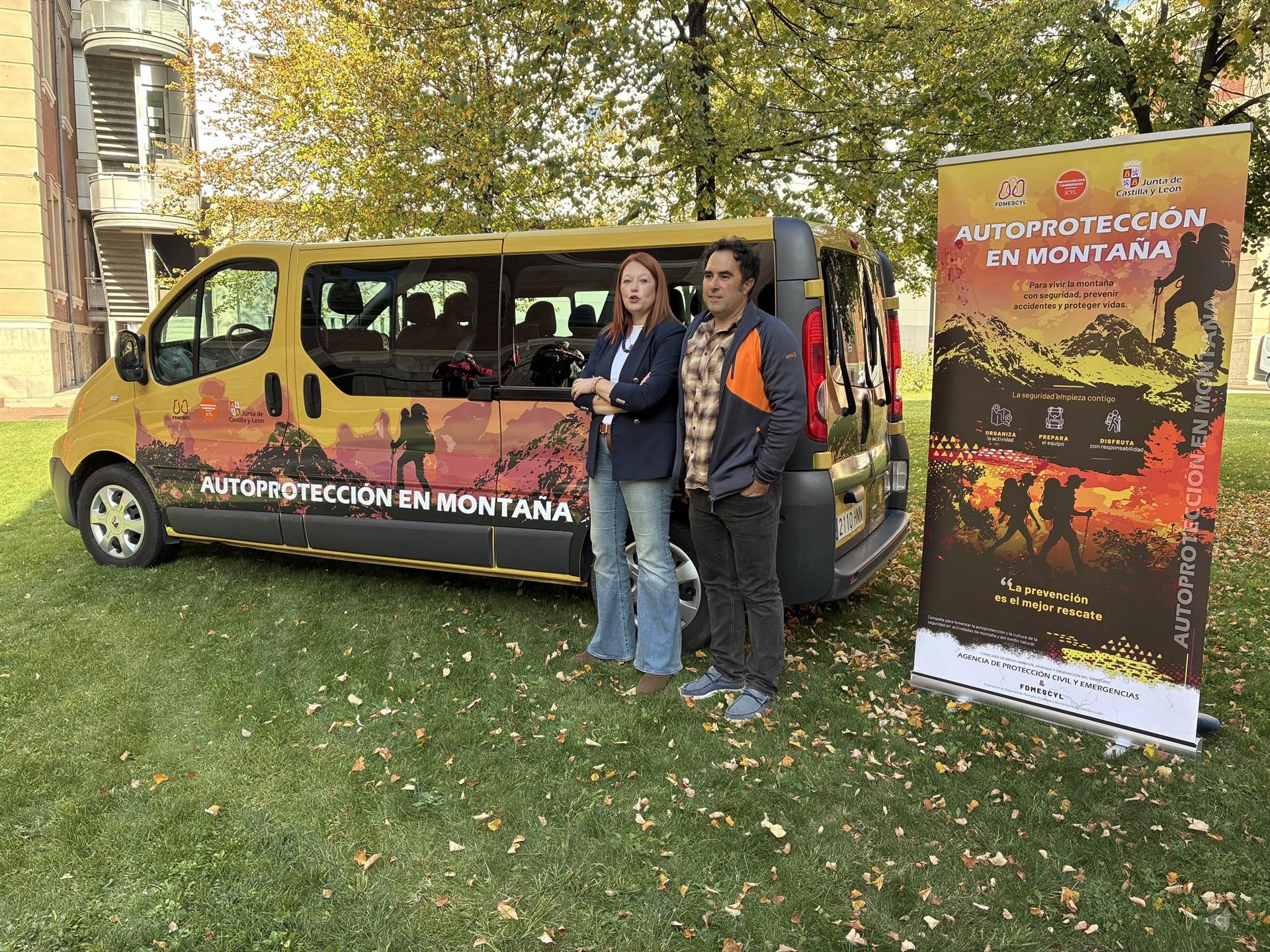 Irene Cortés y Álvaro Ramos, junto a la furgoneta que hará de oficina móvil en cuatro puntos de montaña de Castilla y León.