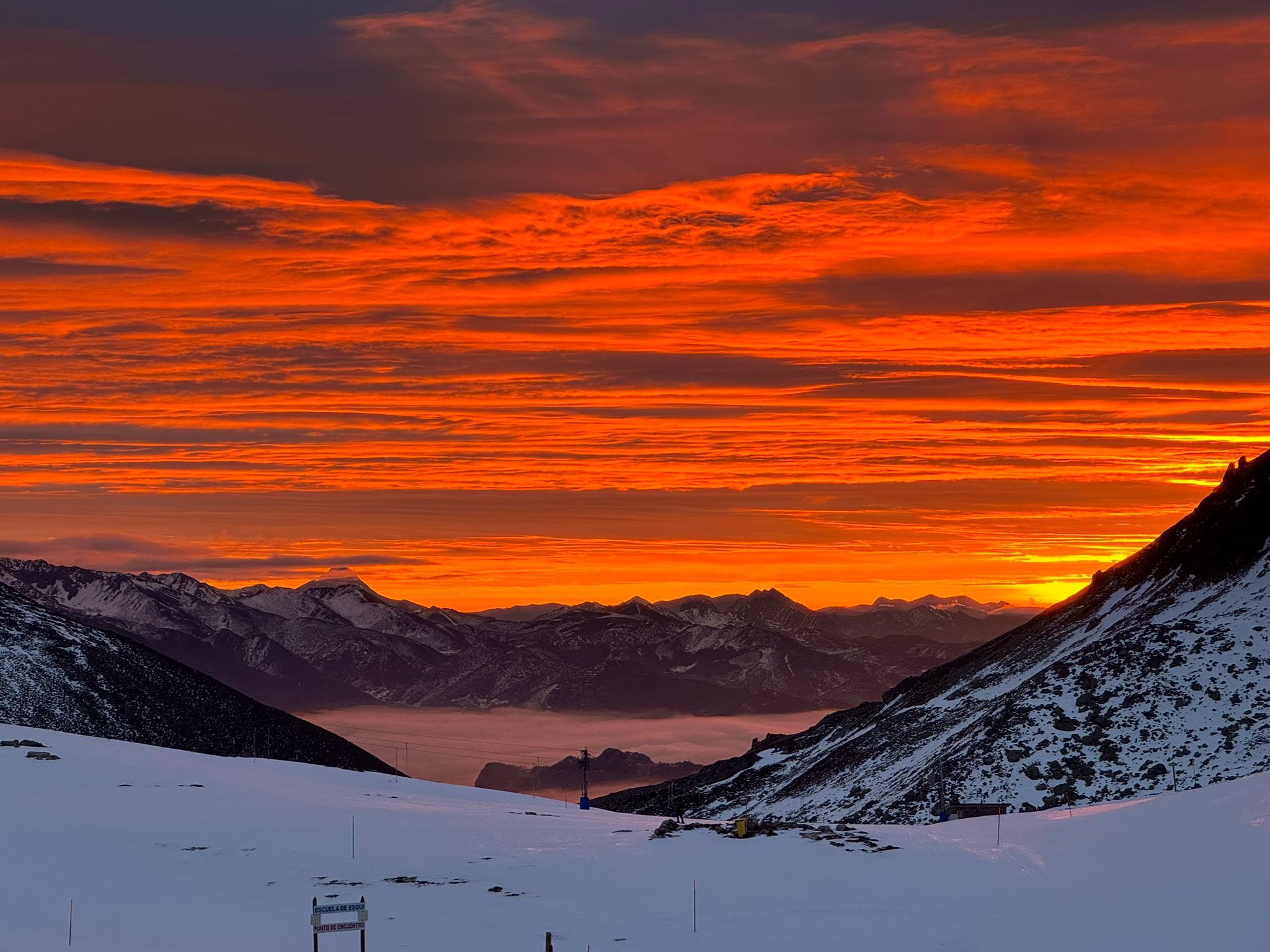 Amanecer desde la estación de esquí de San Isidro. | ANABEL ALONSO VIEJO
