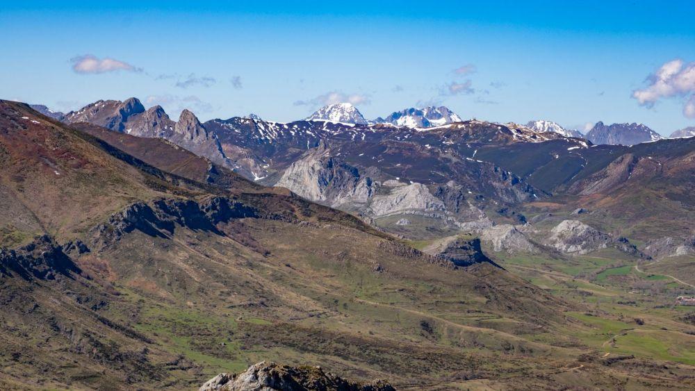 En la fotografía, espectacular vista de Las Tres Marías y Ubiña desde el pico Techo. | VICENTE GARCÍA
