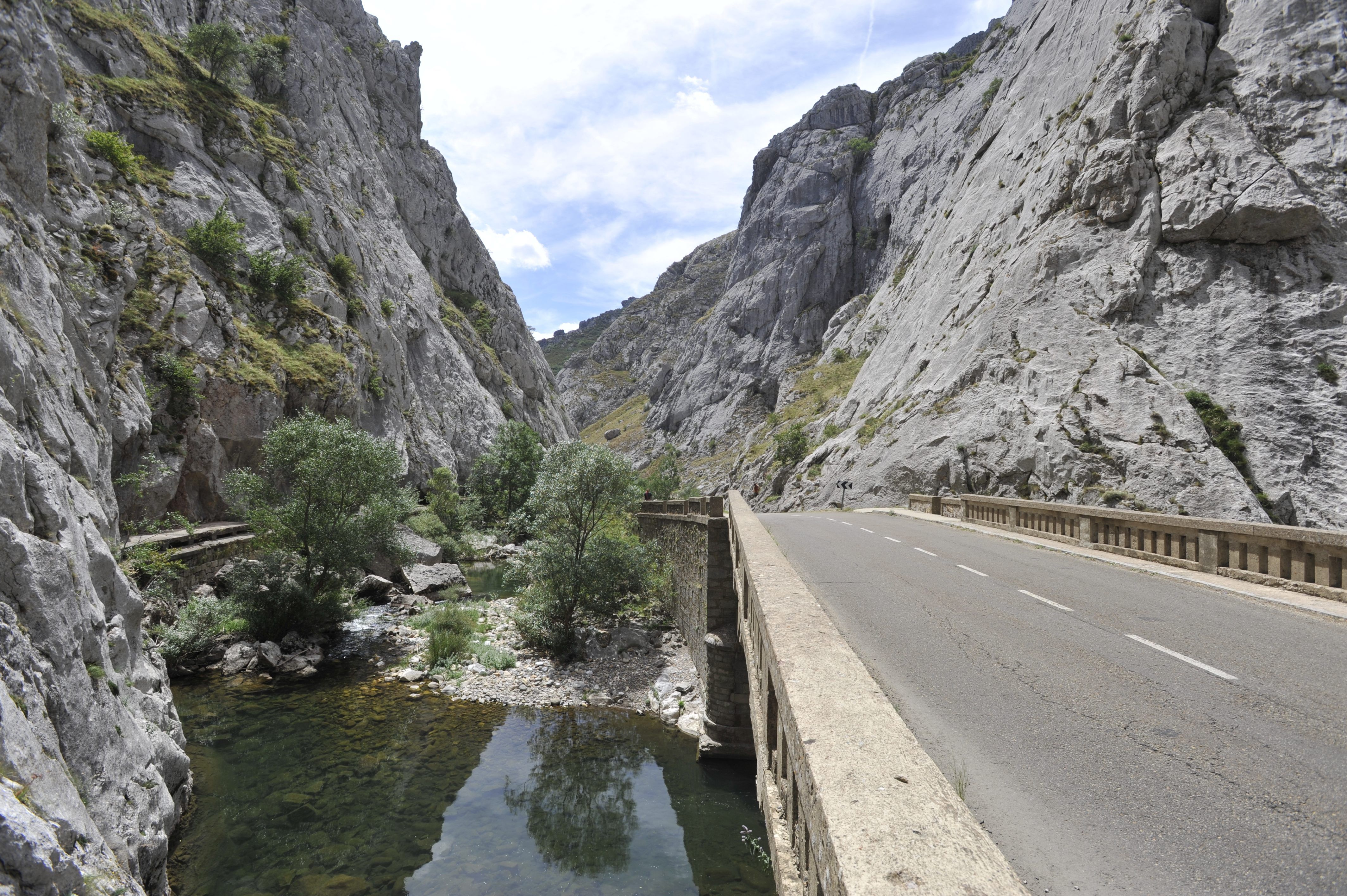 Las Hoces, un desfiladero natural tallado por el río Torío y flanqueado por paredes de roca caliza. | DANIEL MARTÍN