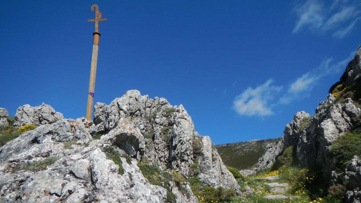 La Cruz de San Salvador, en el alto de los Romeros, está sostenida en un enorme mástil de 5 metros metido en plena roca.| J.A.Cuñarro