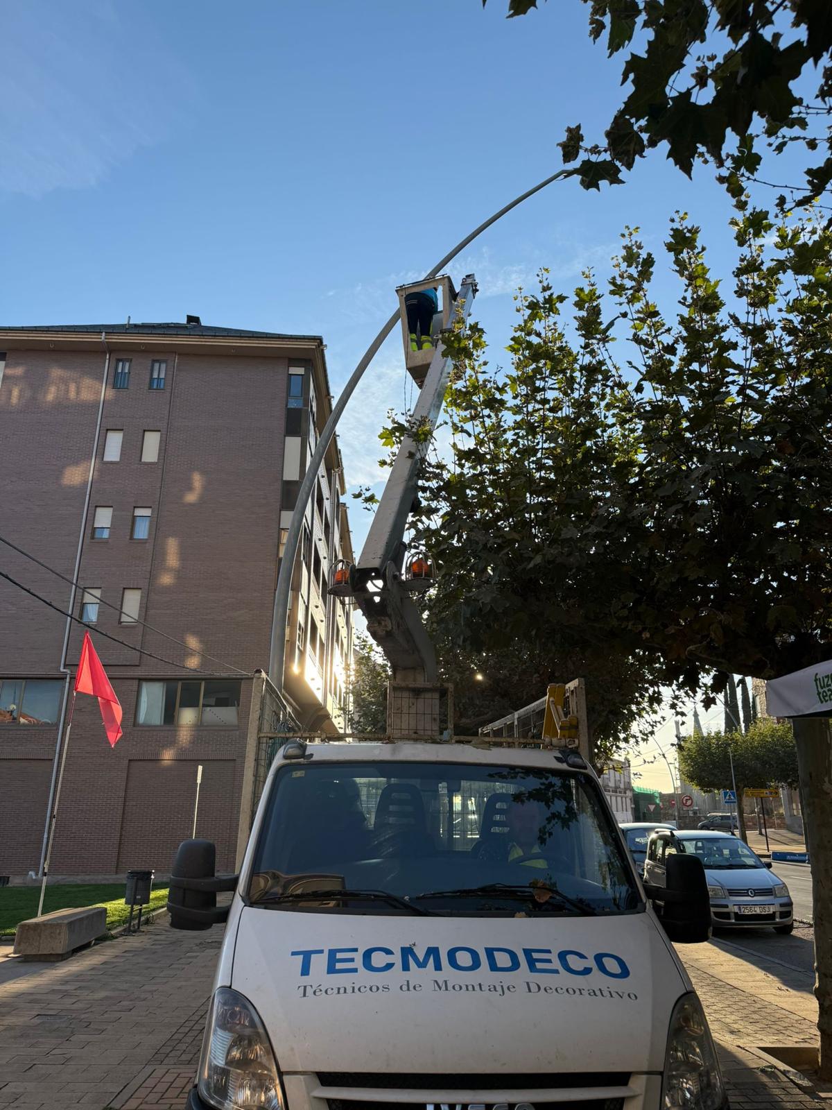 Inicio de la instalación de la iluminación navideña en Astorga. | L.N.C.