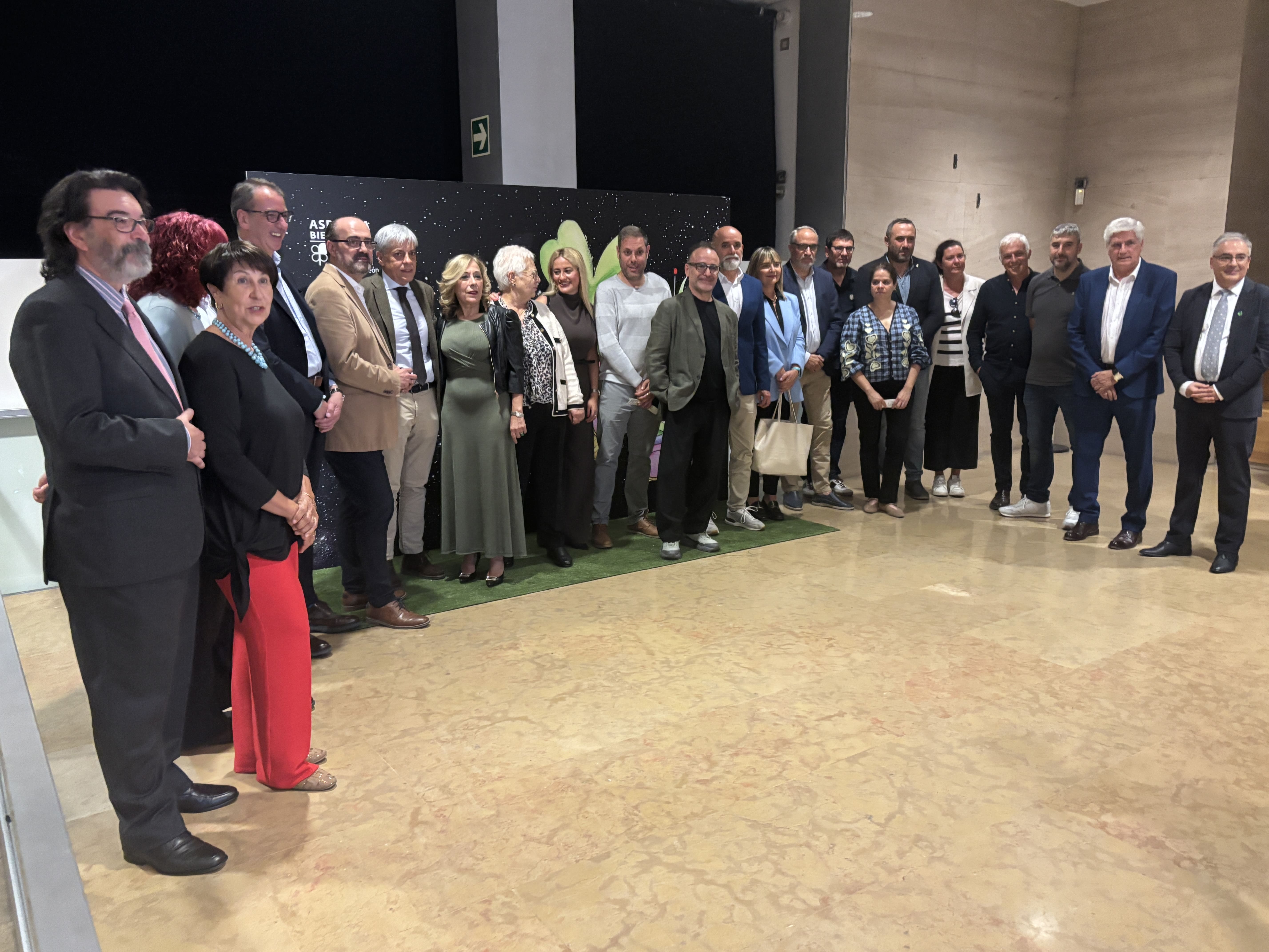 Los premiados posan junto a las autoridades políticas. | JAVIER FERNÁNDEZ
