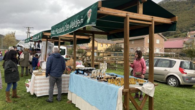 Durante la jornada se desarrolla un mercadillo en el que productores locales muestran y venden sus productos.