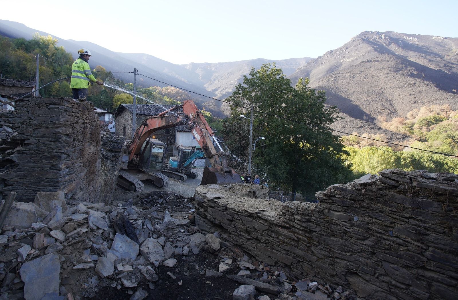 Trabajos de reconstrucción en Lusio. | CÉSAR SÁNCHEZ (ICAL)