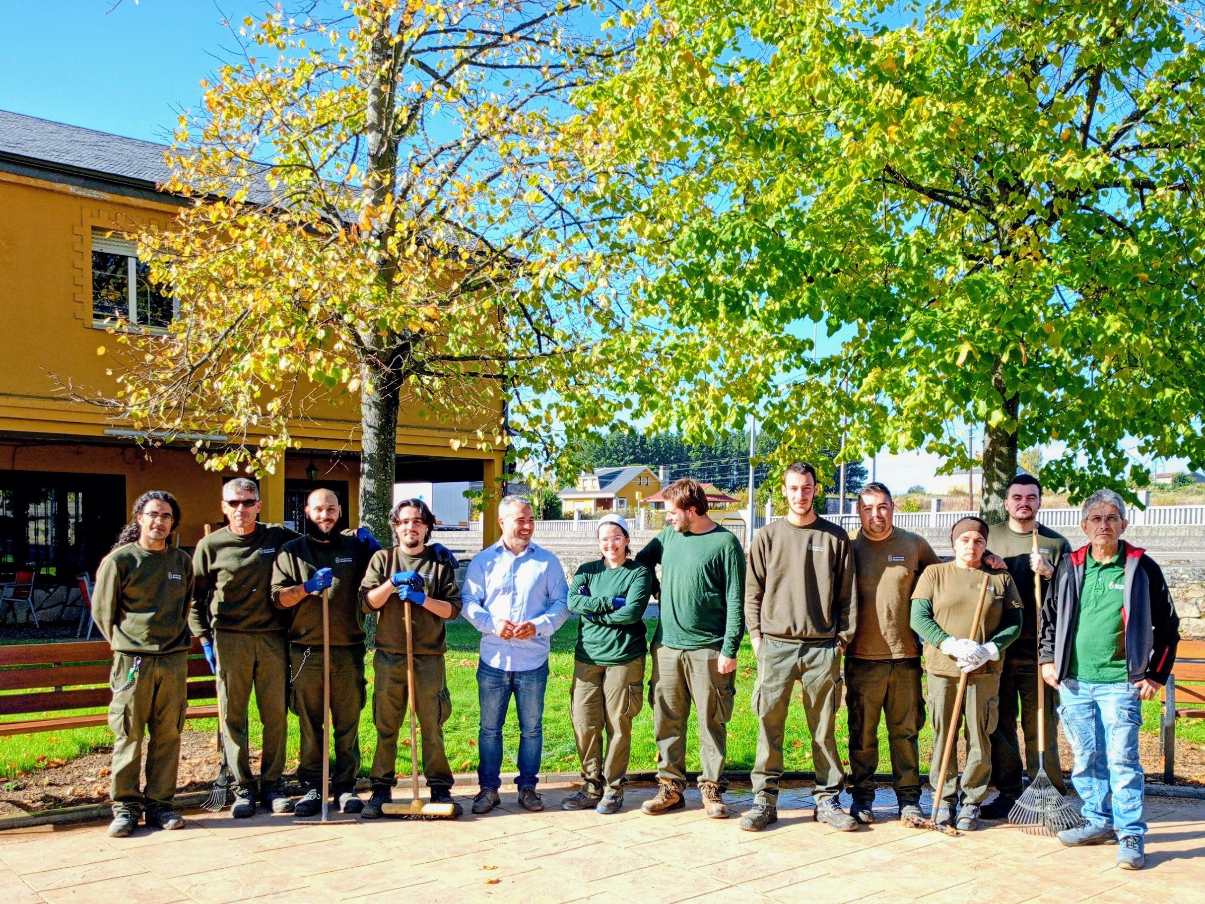 Foto de grupo en la plaza del pueblo de Bárcena del Bierzo.