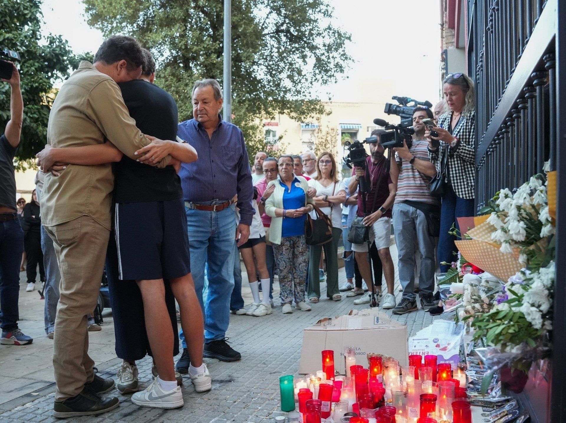 Concentración frente a la vivienda de la menor suicidada tras acoso escolar. | EUROPA PRESS