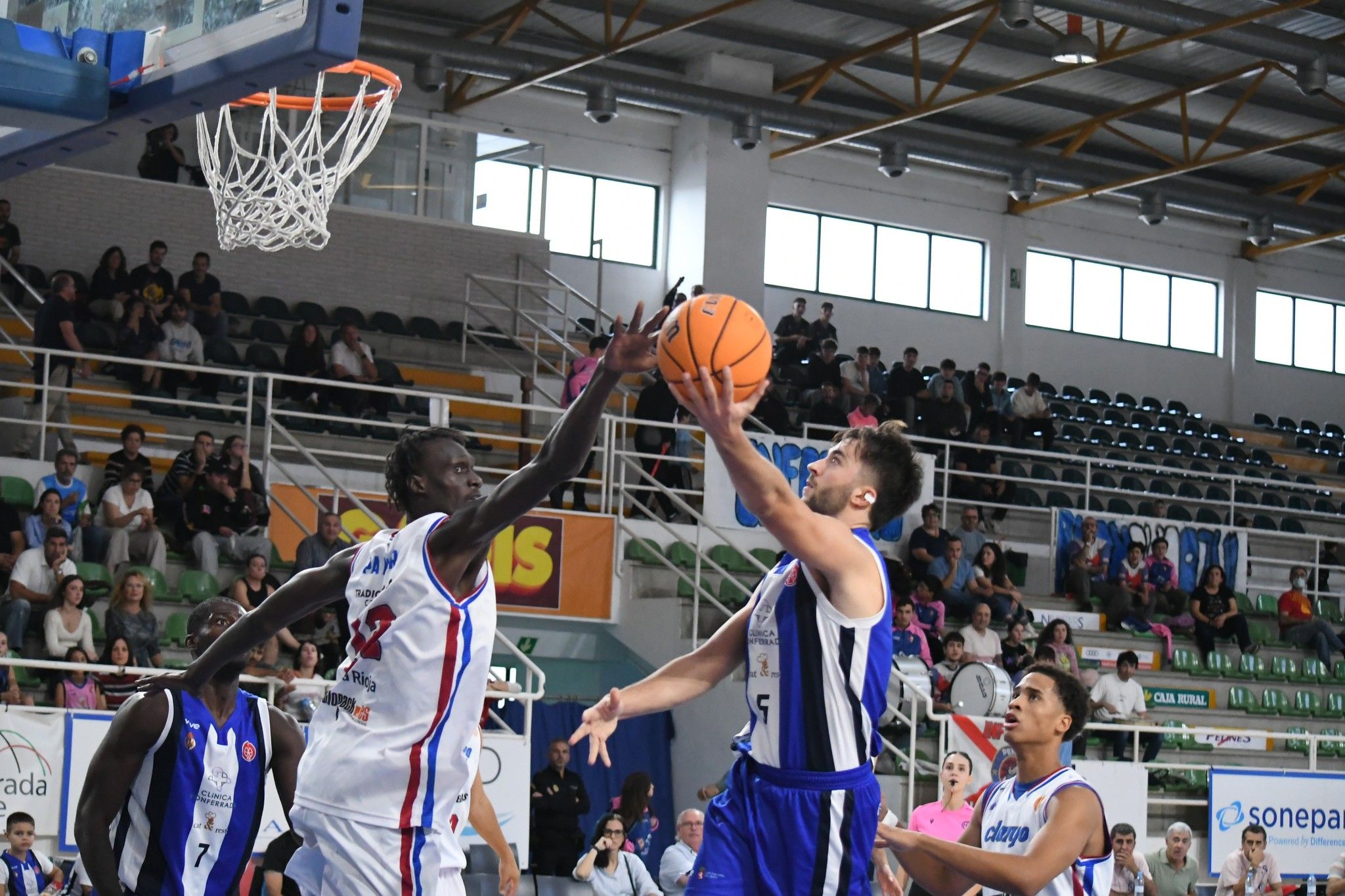 Treviño durante el partido ante Clavijo en el debut de Ponferrada esta temporada. CPSDP