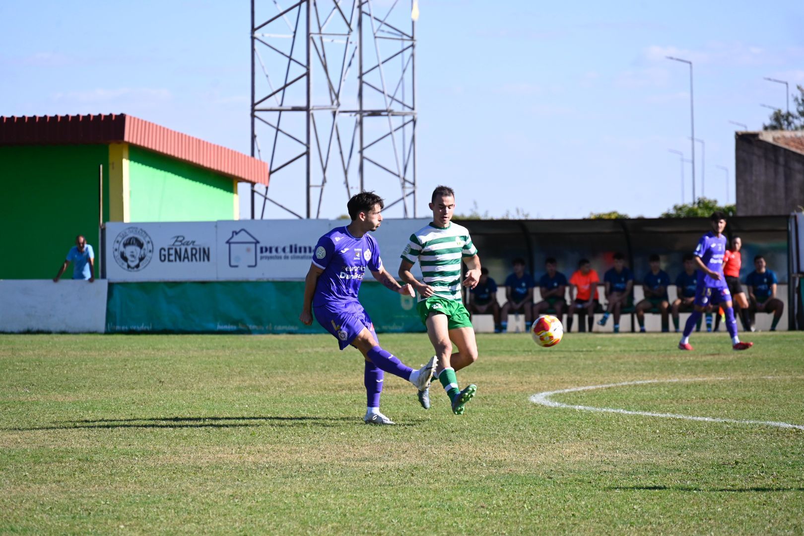 Uno de los momentos del partido de La Virgen ante el Palencia Cristo. SAÚL ARÉN