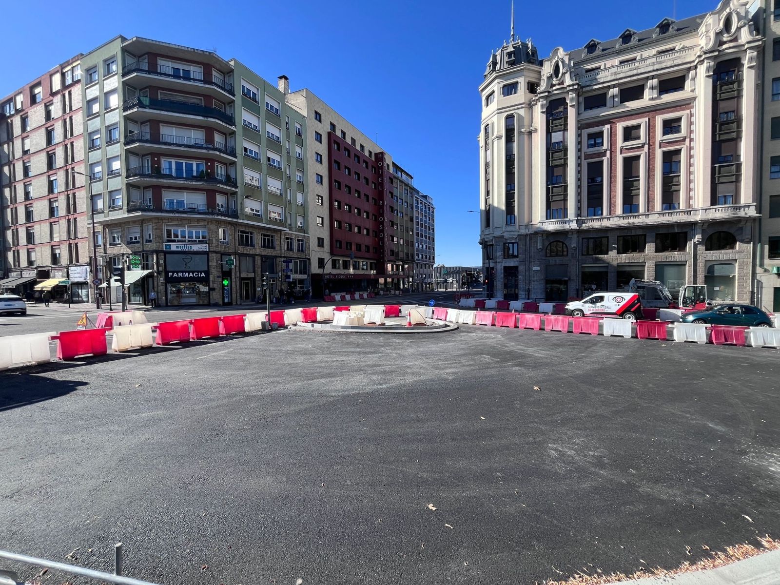 Estado que presentaban ayer las obras de la glorieta del puente de los Leones | SAÚL ARÉN