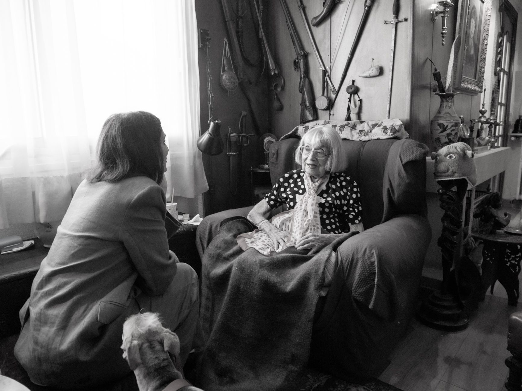 Ana Valiño y Belita Gracia en la casa de la fotógrafo leonesa. | VICENTE GARCÍA