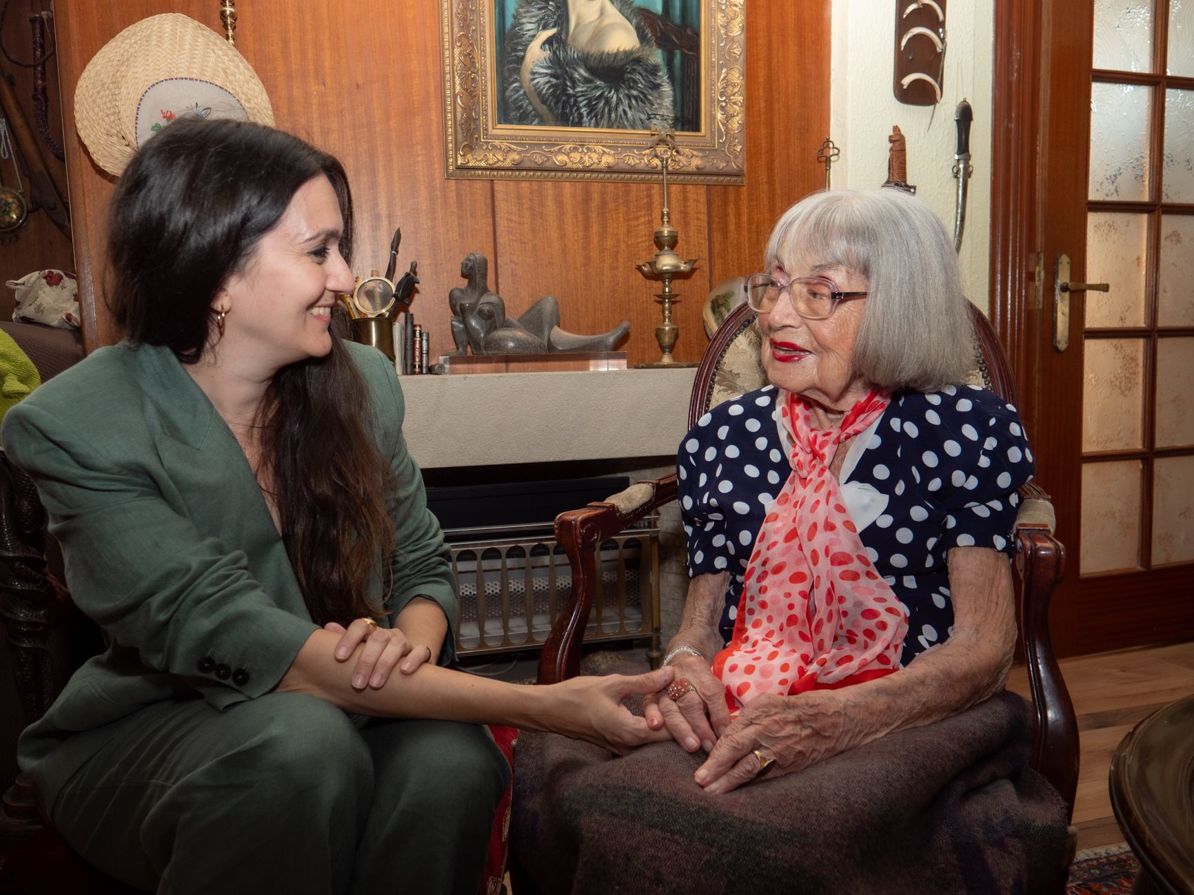 Belita Gracia con Ana Valiño, la investigadora de su obra fotográfica con la que trabajó durante años para la exposición realizada en el ILC. | VICENTE GARCÍA