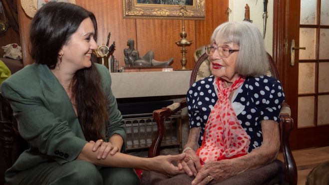 Ana Valiño charla con Belita. VICENTE GARCÍA Ana Valiño charla con Belita. VICENTE GARCÍA