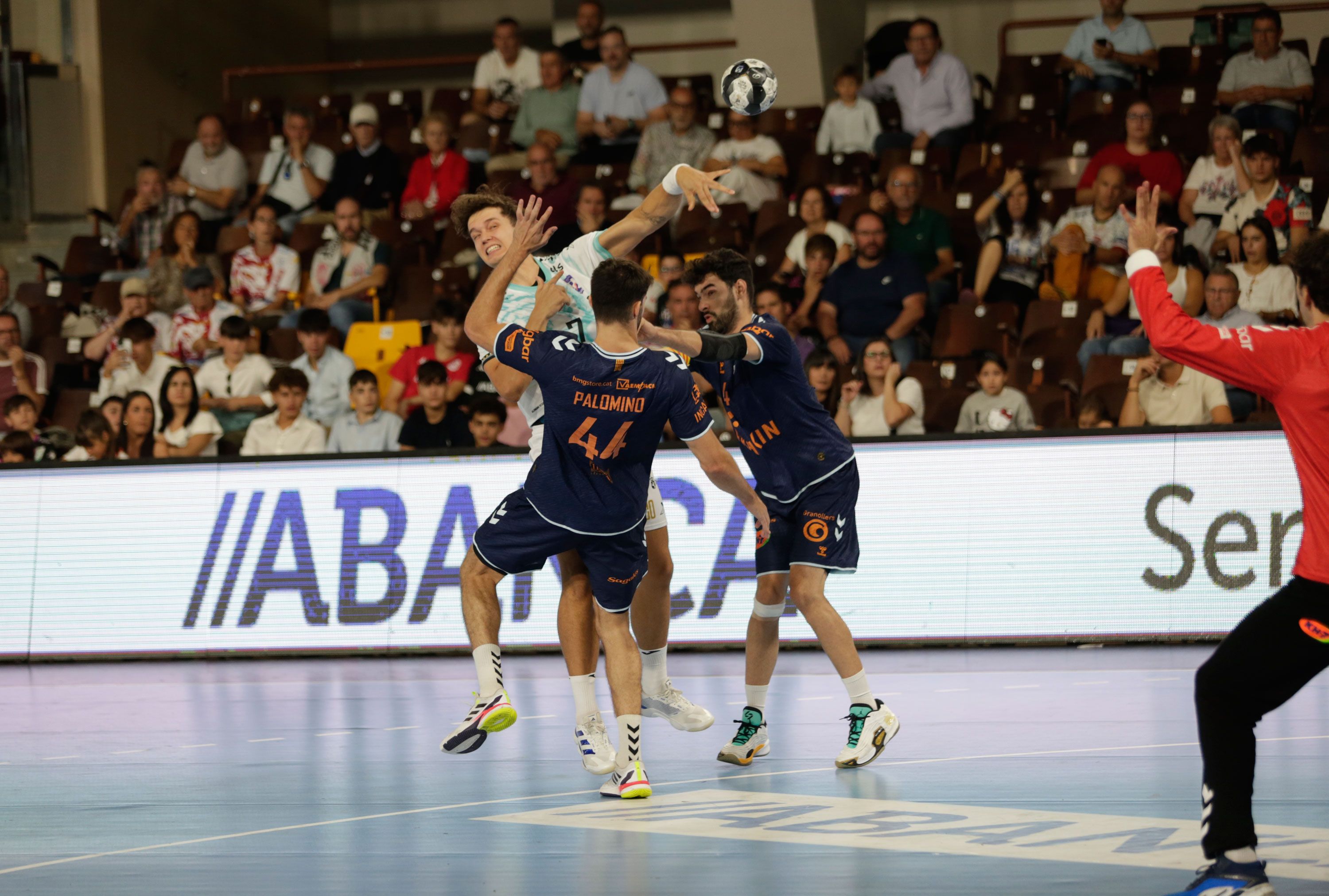 Wasiak realiza un lanzamiento ante Palomino durante el choque de Ademar frente a Granollers.  FERNANDO OTERO