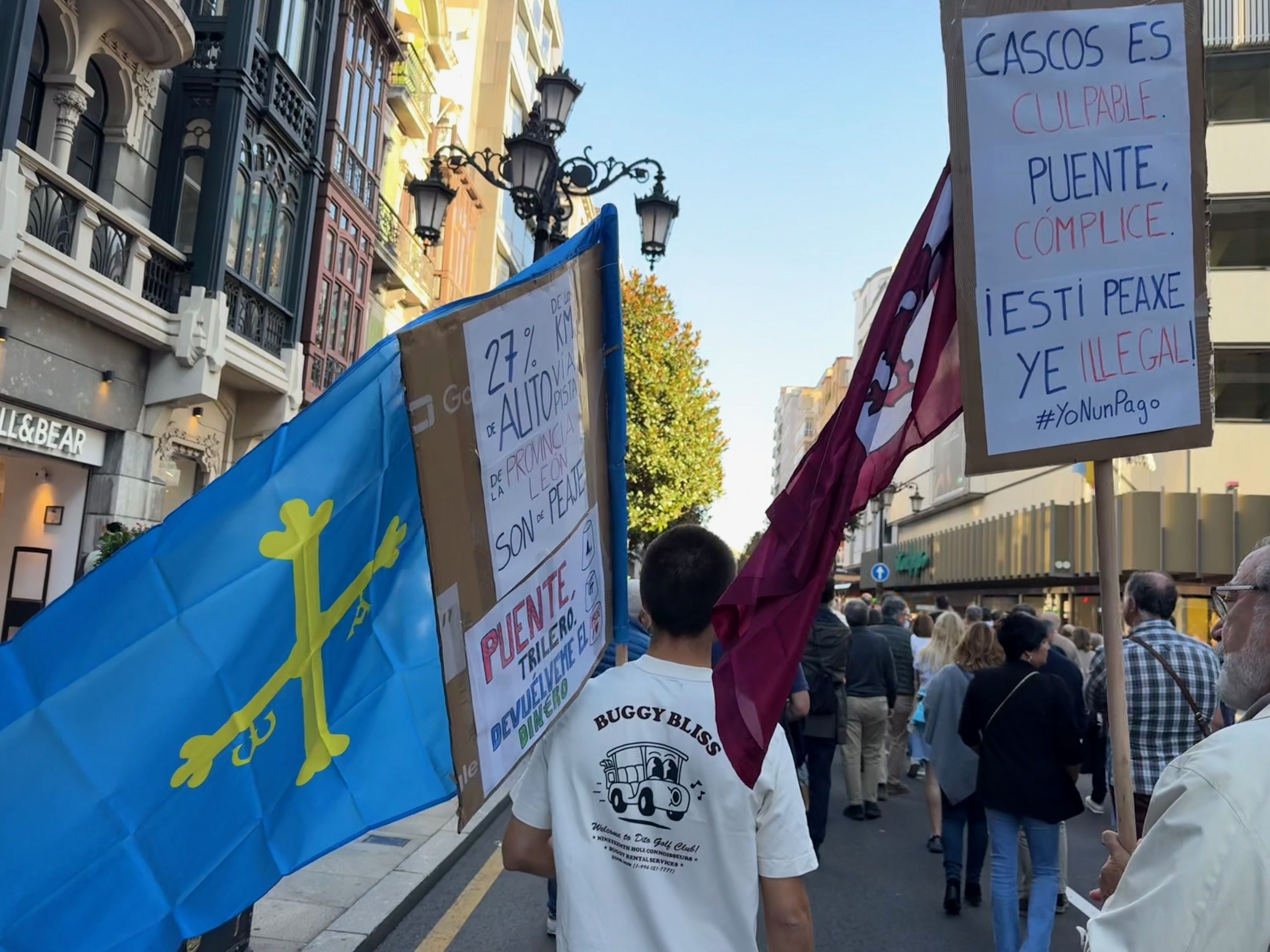 Imagen de la manifestación convocada en Oviedo en contra del peaje entre León y Asturias. |CRISTINA CENTENO