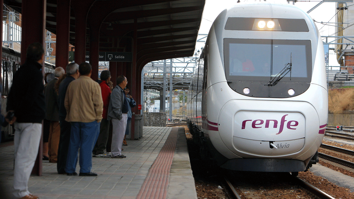 Un Alvia en la estación de tren de Ponferrada, en imagen de archivo. | César Sánchez (Ical)