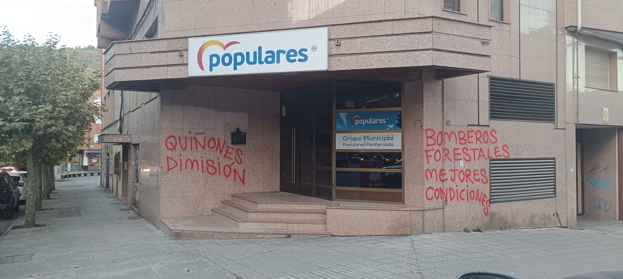 Pintadas aparecidas en el PP antes de la llegada de Suárez-Quiñones para presentar los presupuestos para El Bierzo.