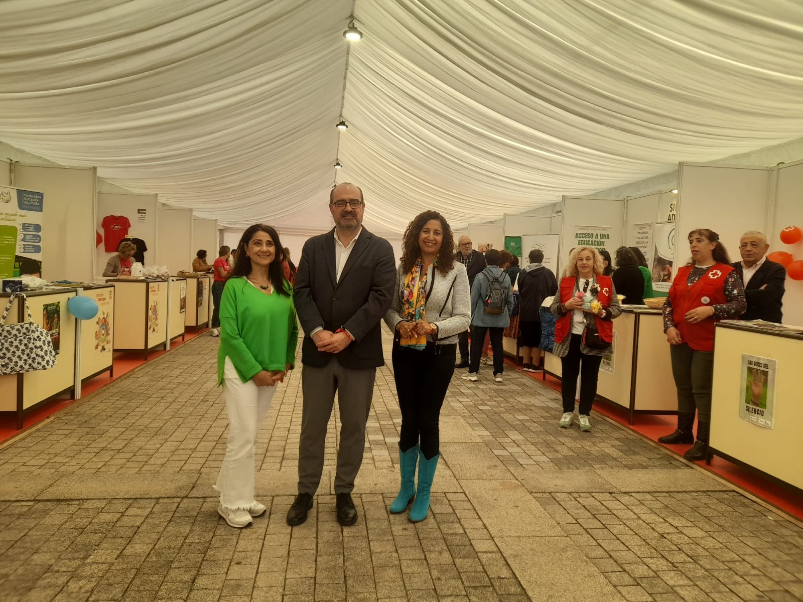 Apertura de la carpa para ver el trabajo de las ONGs. | MAR IGLESIAS