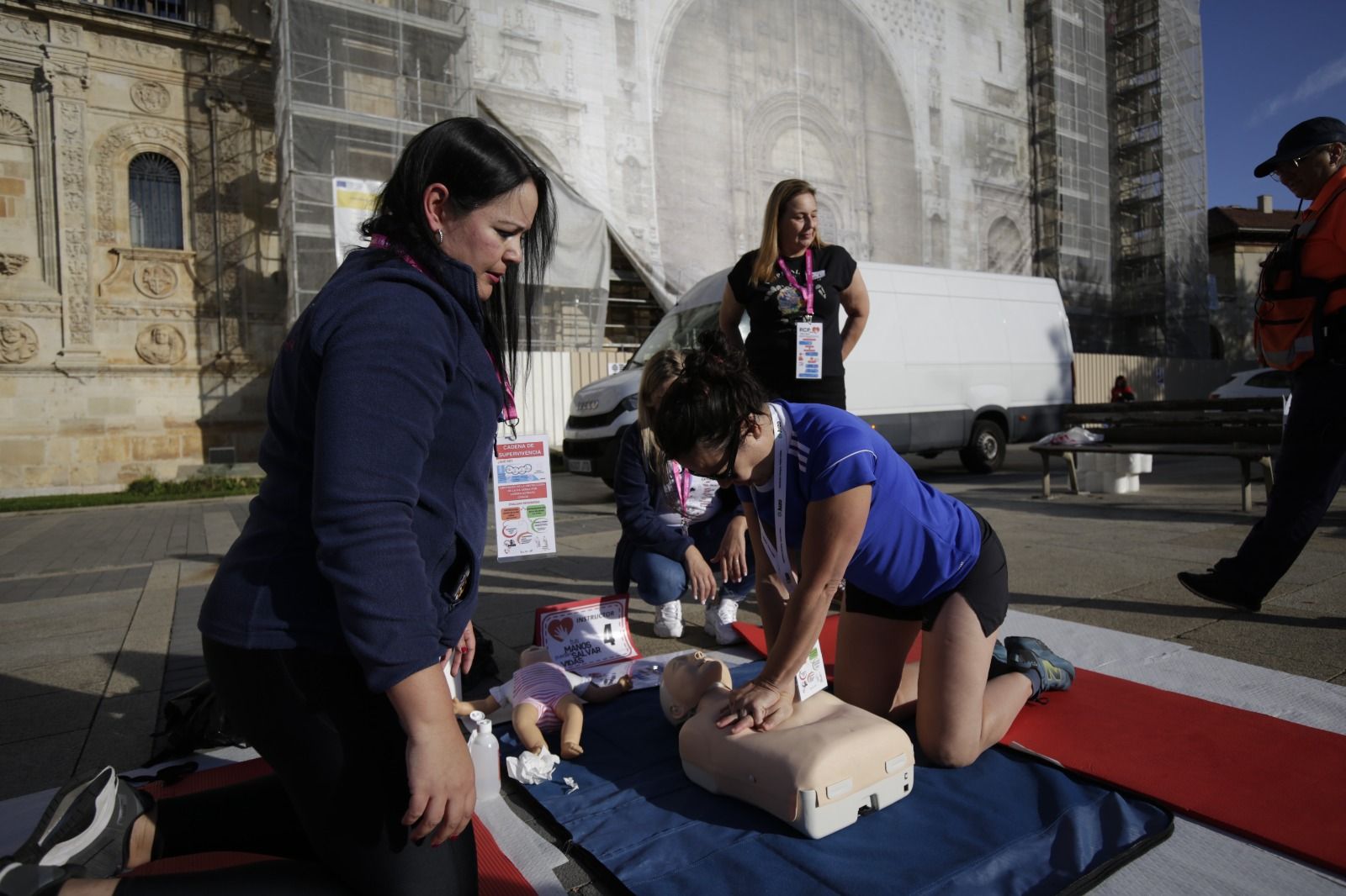 Atención Primaria de León congrega a 200 leoneses en San Marcos para aprender Reanimación Cardiopulmonar