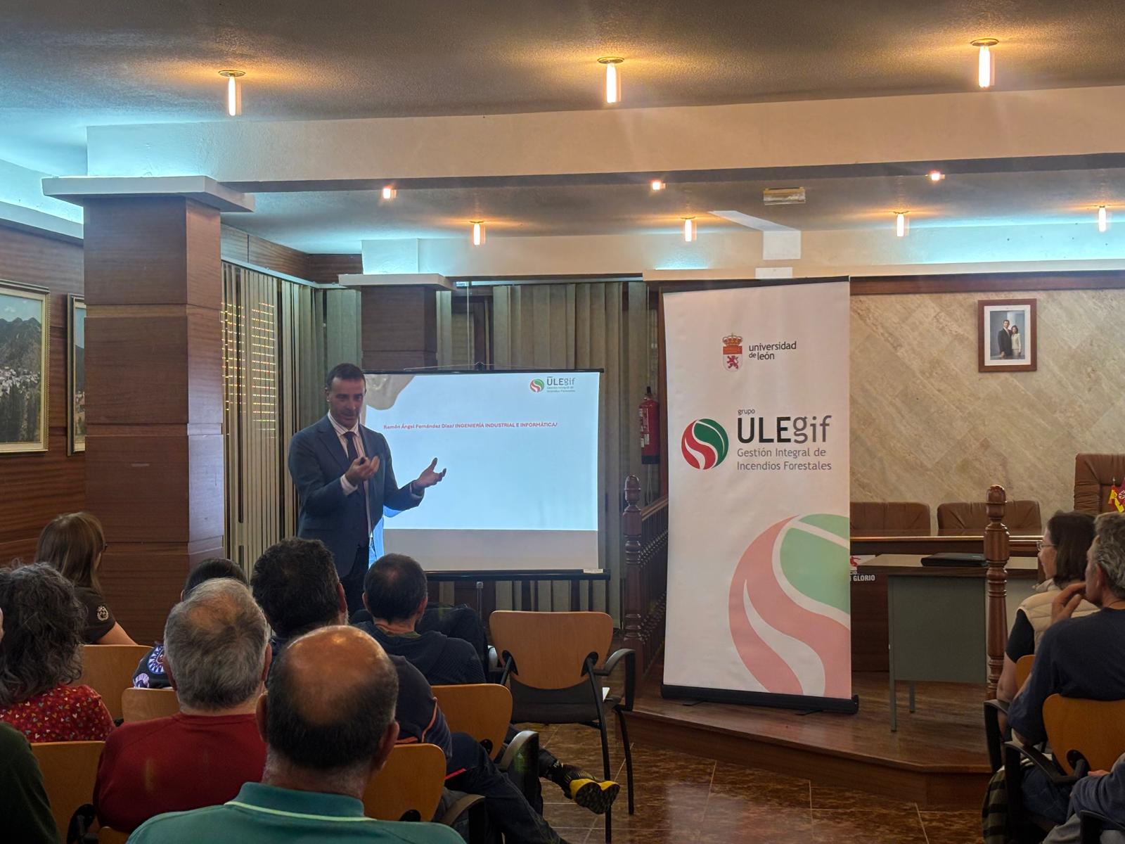 Sesión informativa celebrada en el salón de actos del Ayuntamiento de Boca de Huérgano. | L.N.C. Sesión informativa celebrada en el salón de actos del Ayuntamiento de Boca de Huérgano. | L.N.C.