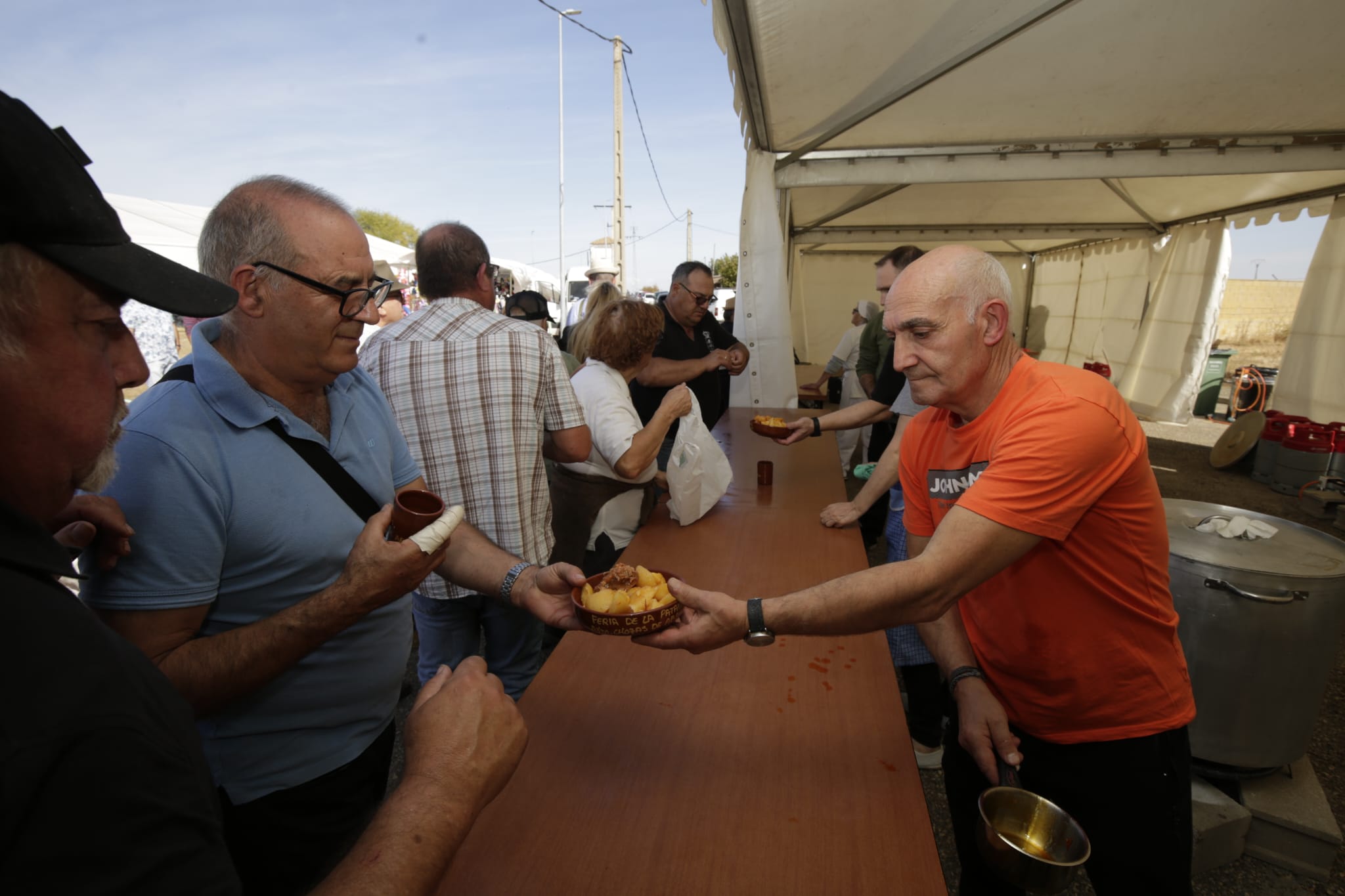 Un instante de la XX edición de la Feria de la Patata de Chozas de Abajo. | F.OTERO 