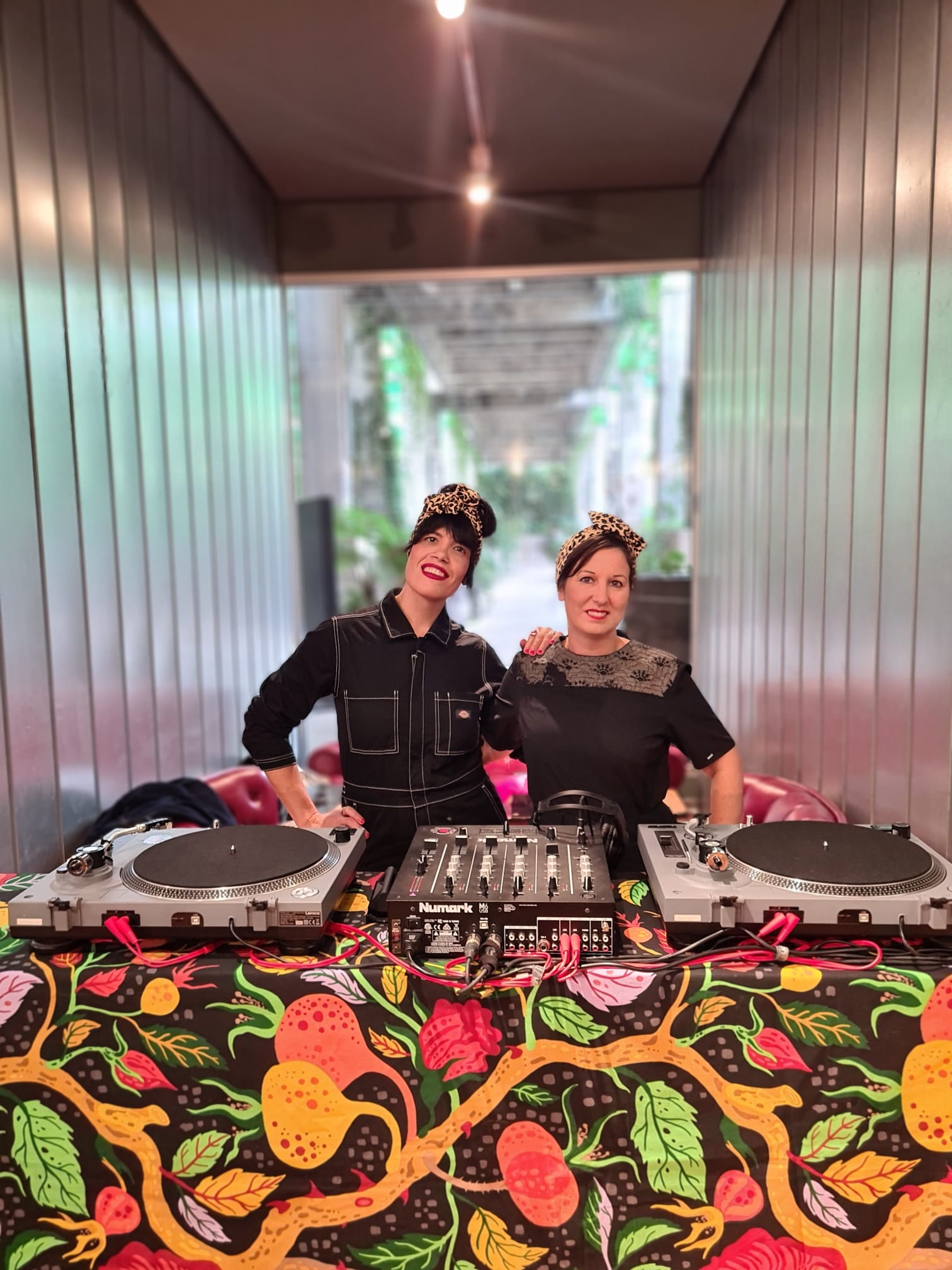 La berciana Diana y la palentina Alicina, las Dj  Meteoritos y Vendavales durante el encuentro.