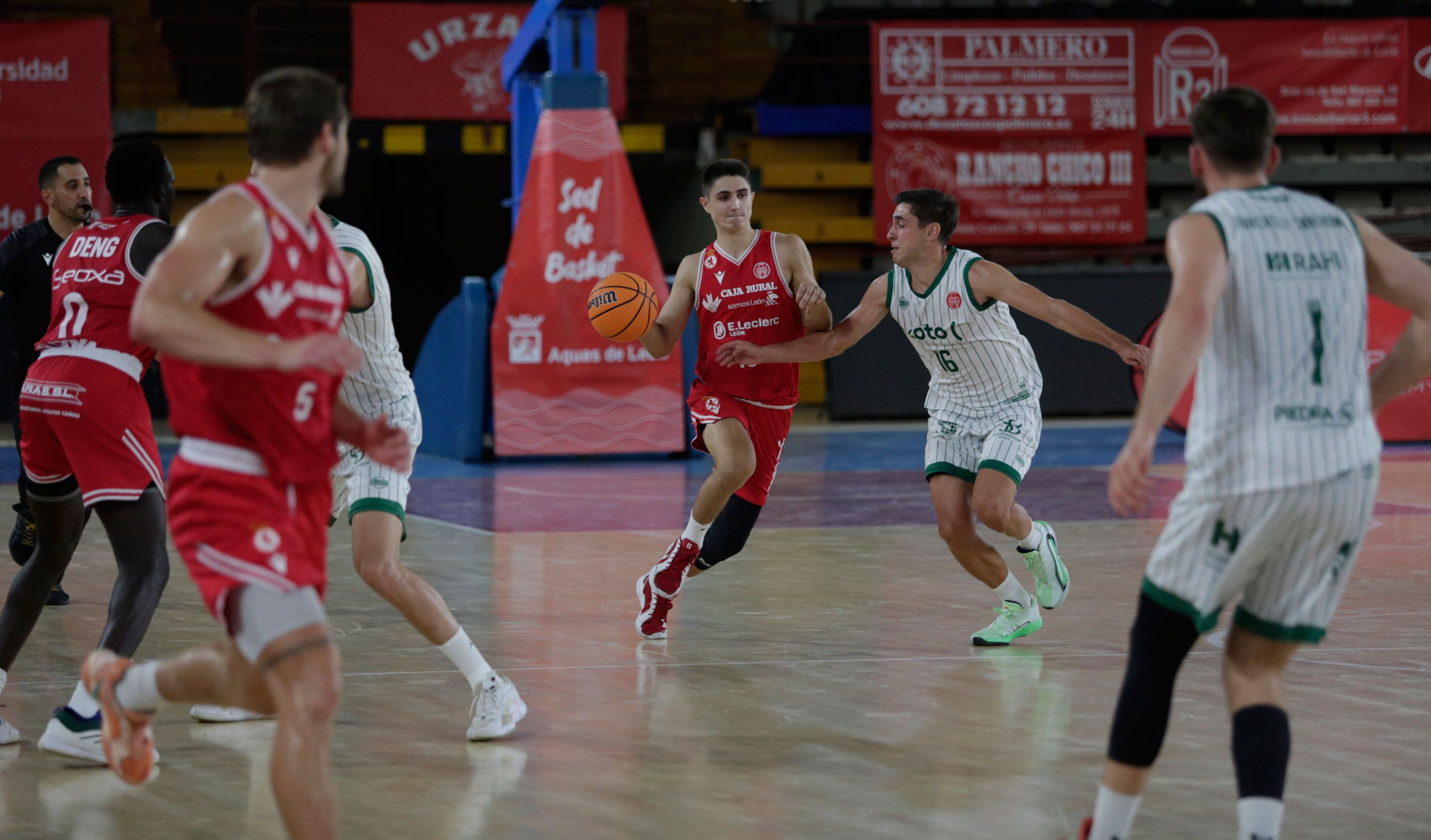 Bulto sube el balón durante el partido de la Cultural ante el Córdoba. | FERNANDO OTERO