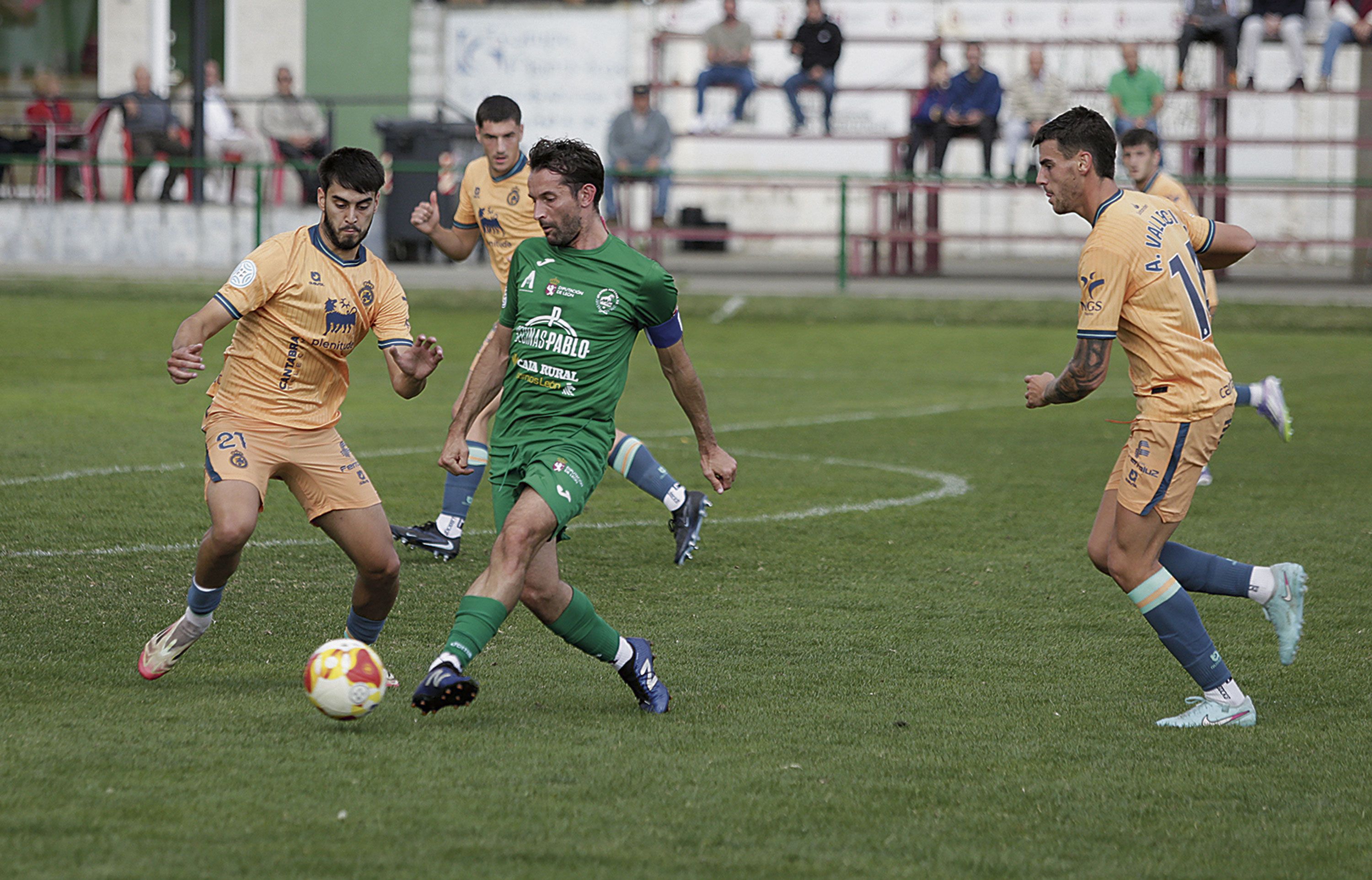 Un lance del encuentro entre el Astorga y elRayoCantabria.. FERNANDO OTERO