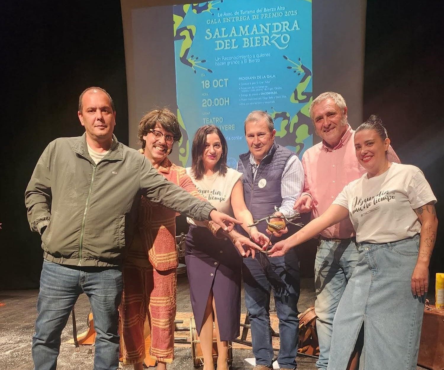 Miembros de Oncobierzo recogiendo el galardón. Miembros de Oncobierzo recogiendo el galardón.
