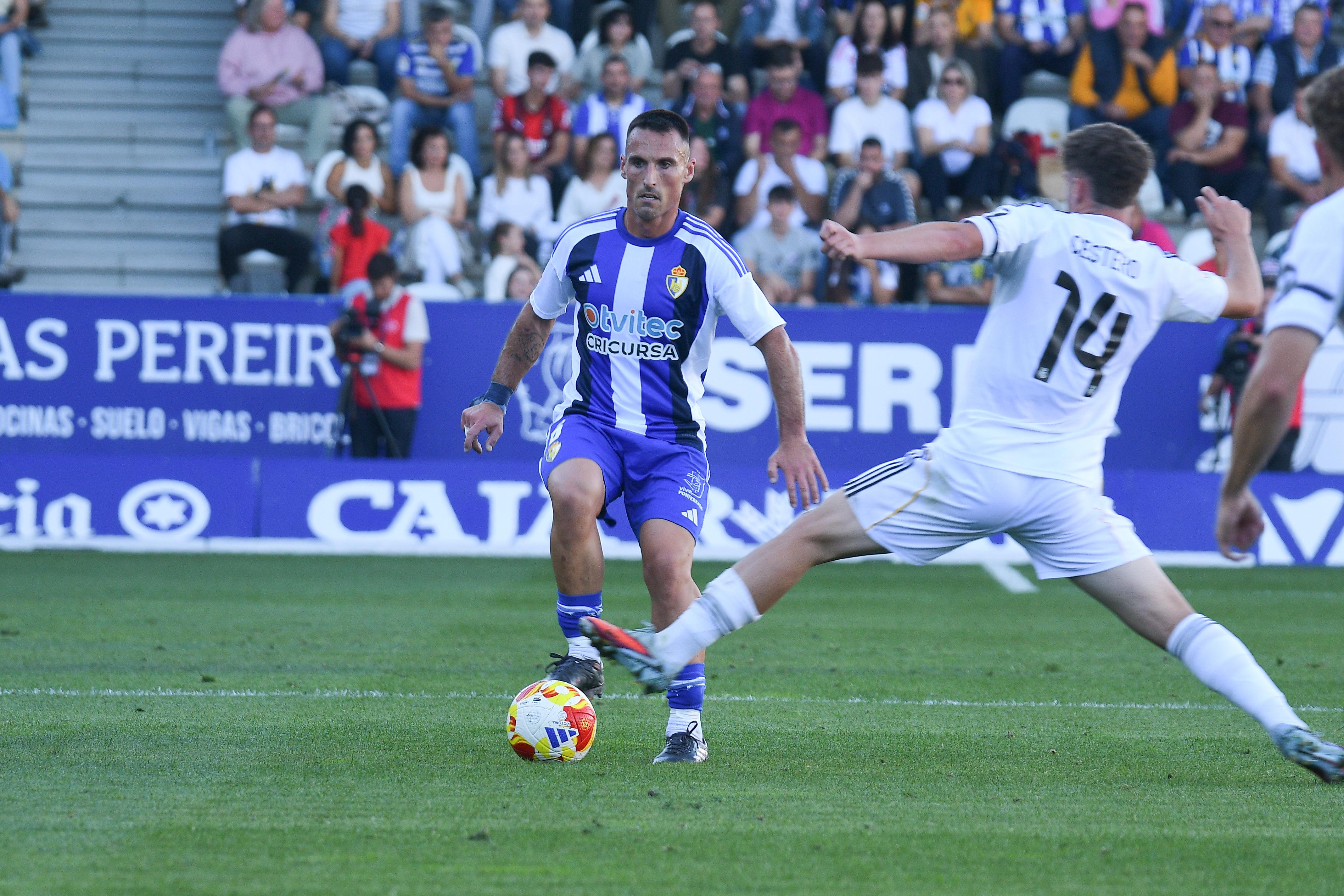 San Emeterio, durante el partido ante el Real Madrid Castilla en El Toralín, entrará en la convocatoria. QUINITO