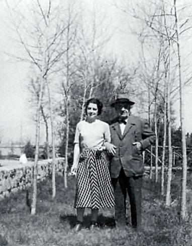 José Ortega y su mujer, Rosa Spottorno, paseando por la impresionante finca de su yerno y su hija en terrenos de Mayorga. | L.N.C.