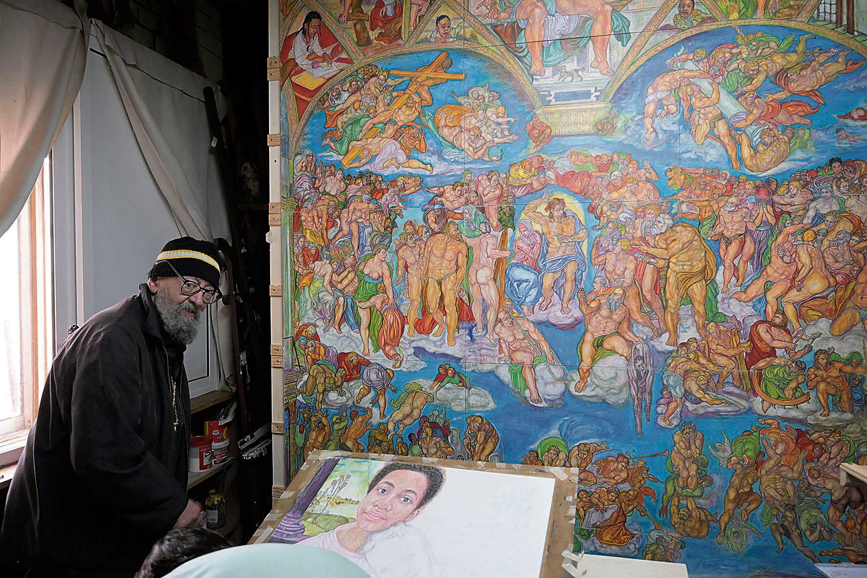 Chiches en ‘su ambiente’, rodeado de obras de todo tipo, unas acabadas, otra a medio camino, siempre dándole vuelta. | JESÚS FERNÁNDEZ SALVADORES