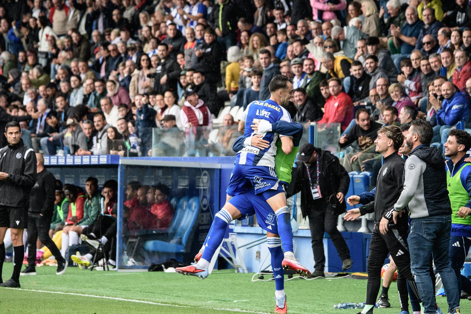 La Ponferradina volvió a ganar en casa tras un partido que fue de menos a más para terminar controlándolo y devolviendo la victoria al Toralín.  REPORTAJE GRÁFICO QUINITO