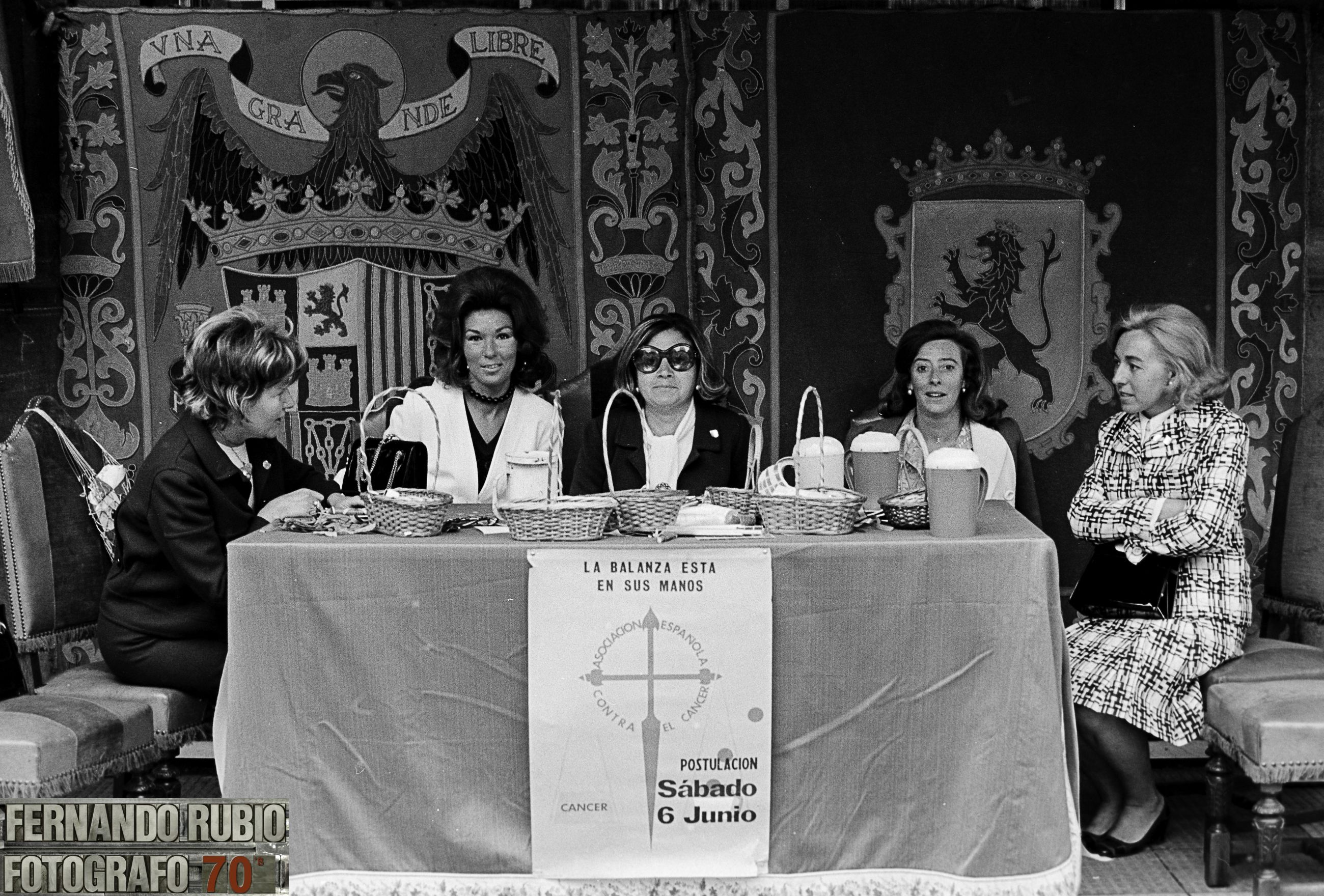 La estética de la imagen (al margen del escudo hoy inconstitucional) es testigo evidente del paso de cincuenta años de la mesa petitoria. | FERNANDO RUBIO 