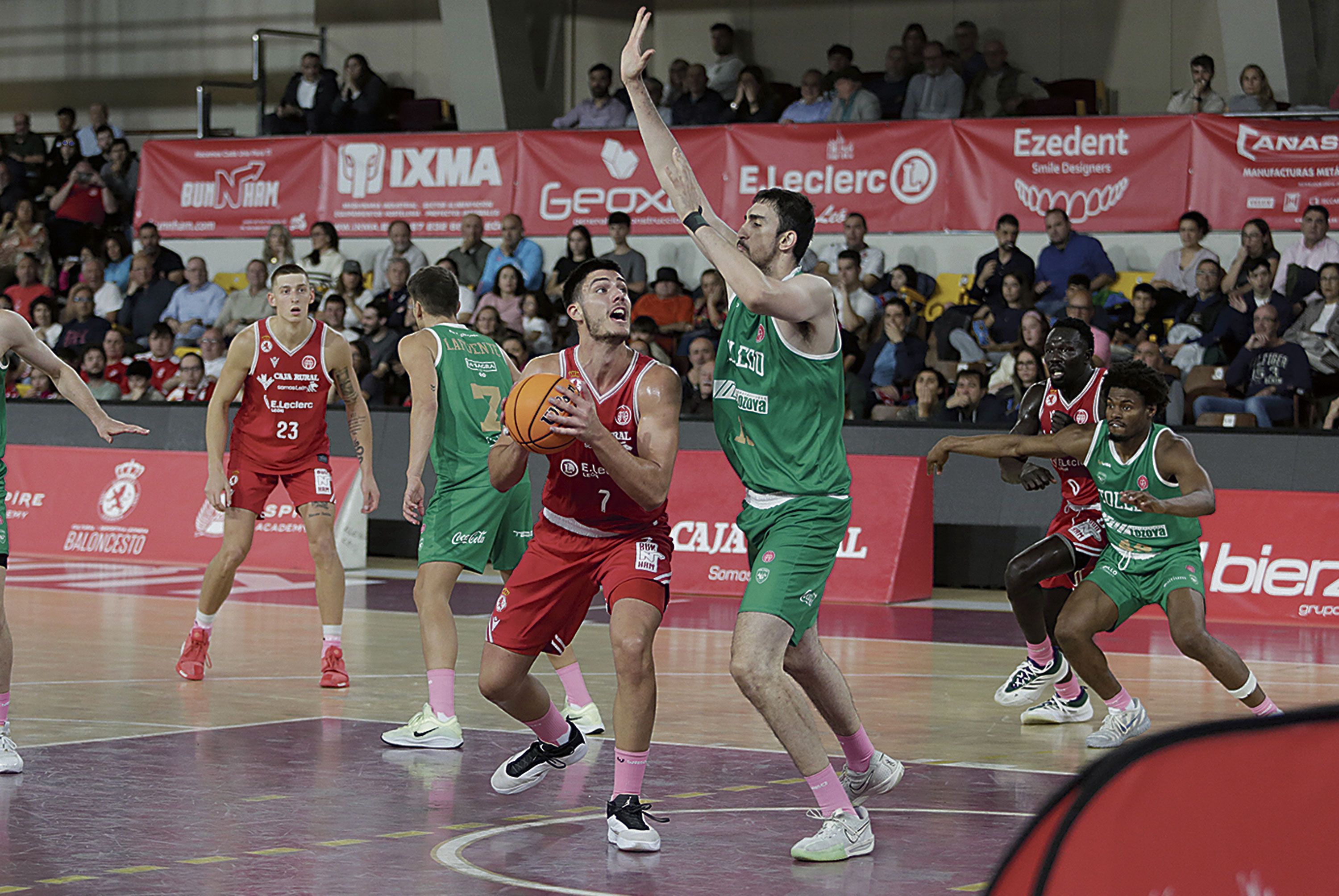 Orenga intenta superar a un Mendiola que hizo valer sus centímetros, mientras Van der Heijden y Deng miran la jugada.