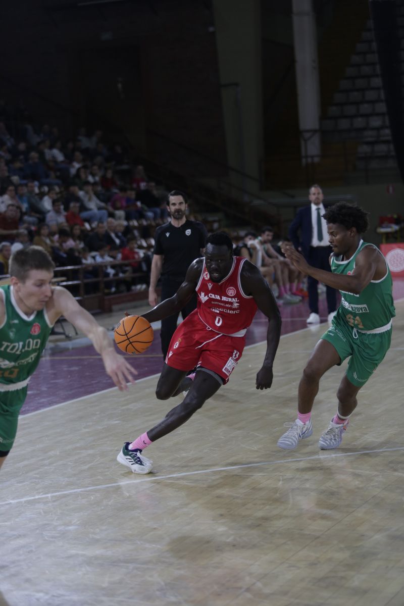 Deng intenta penetrar durante el encuentro frente al Toledo. | FERNANDO OTERO