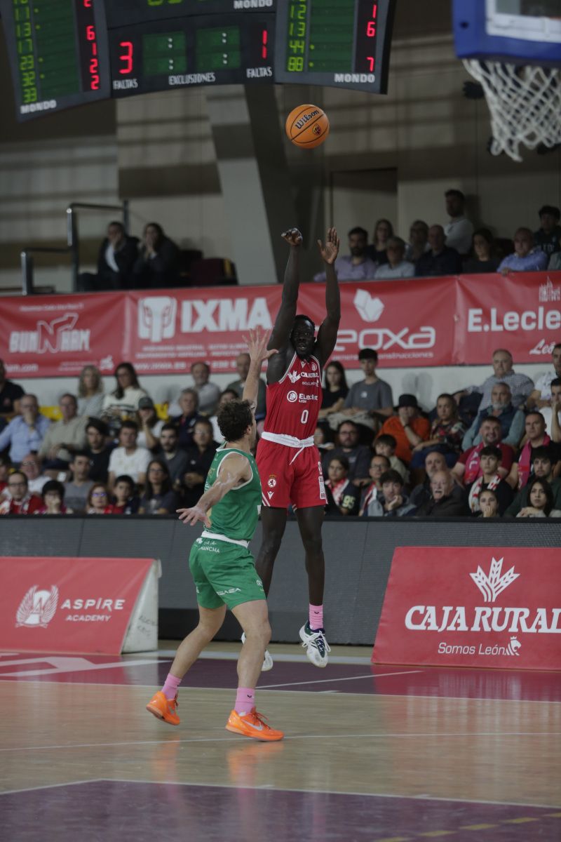 El escolta de la Cultural, Deng, realiza un lanzamiento frente a Toledo. | FERNANDO OTERO